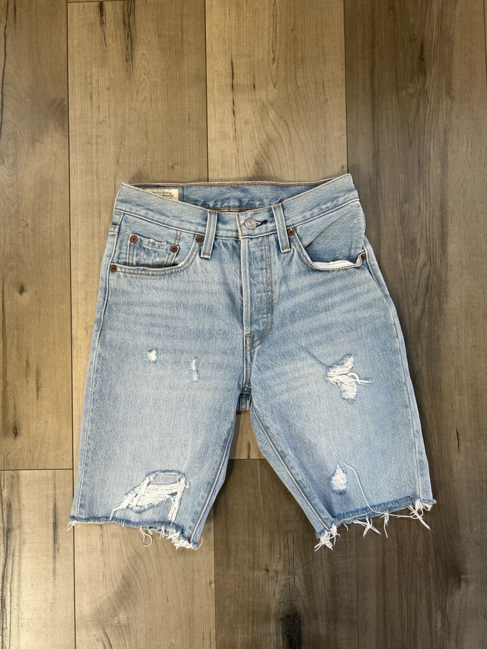 Levi jorts size 24